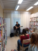 Lubānas pilsētas bibliotēkā notika muzikāla tikšanās ar dzejnieku Čaku Veidenu.